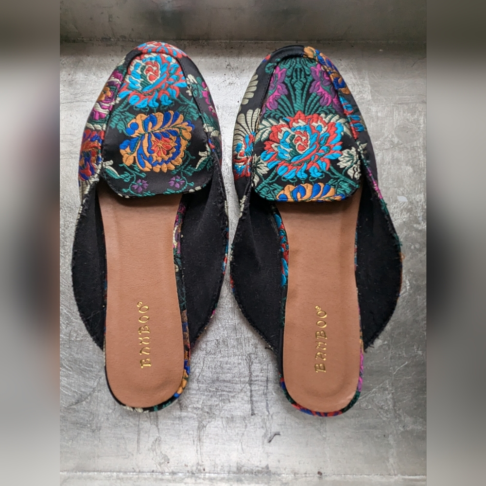 Bamboo Women's 10 Vibrant Floral Black and Multicolor Slippers Mules